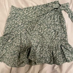 Cute green skirt with flowers, good quality, new, comfortable